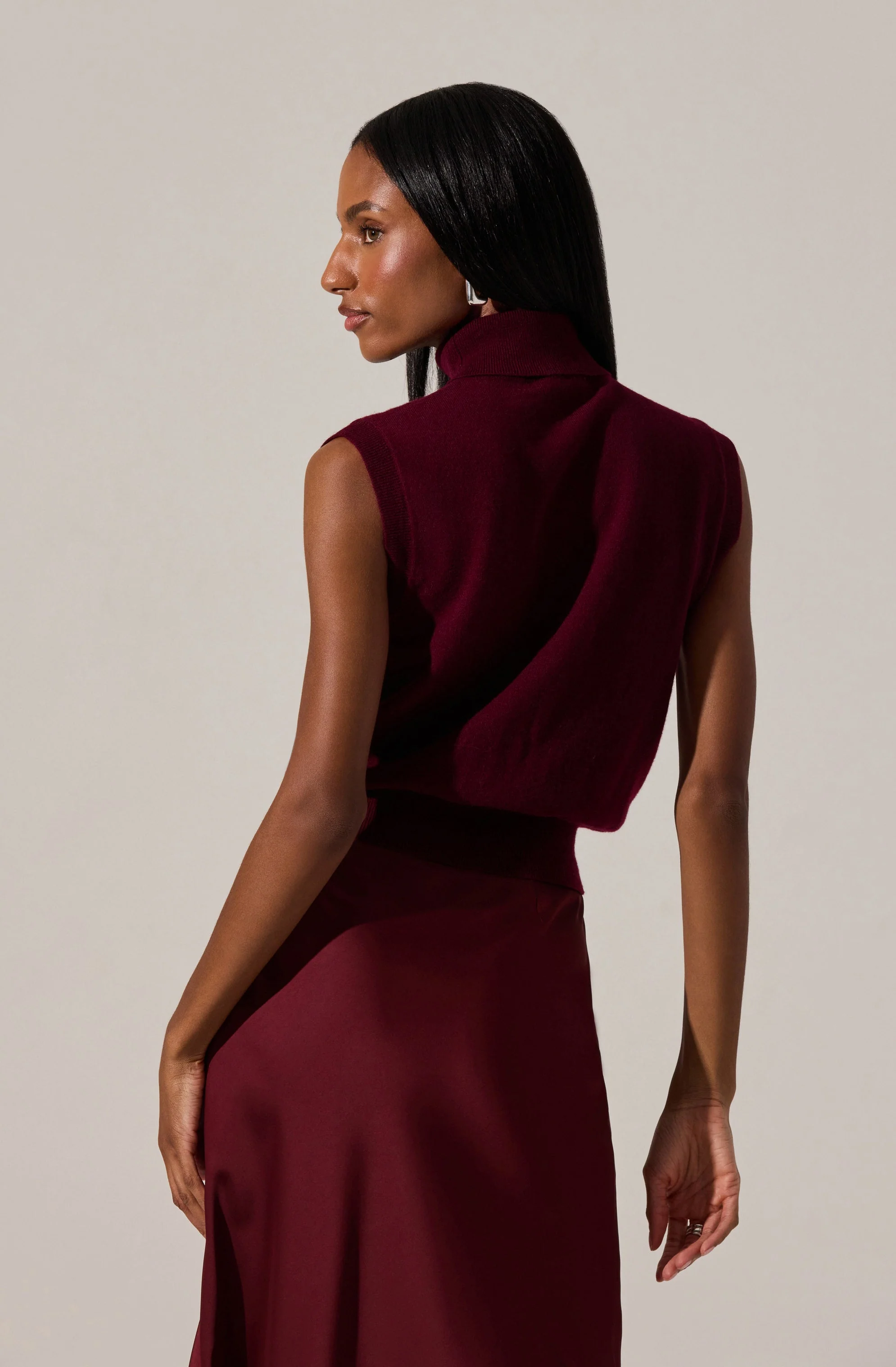 Avah Sleeveless Turtleneck Sweater - Image 9